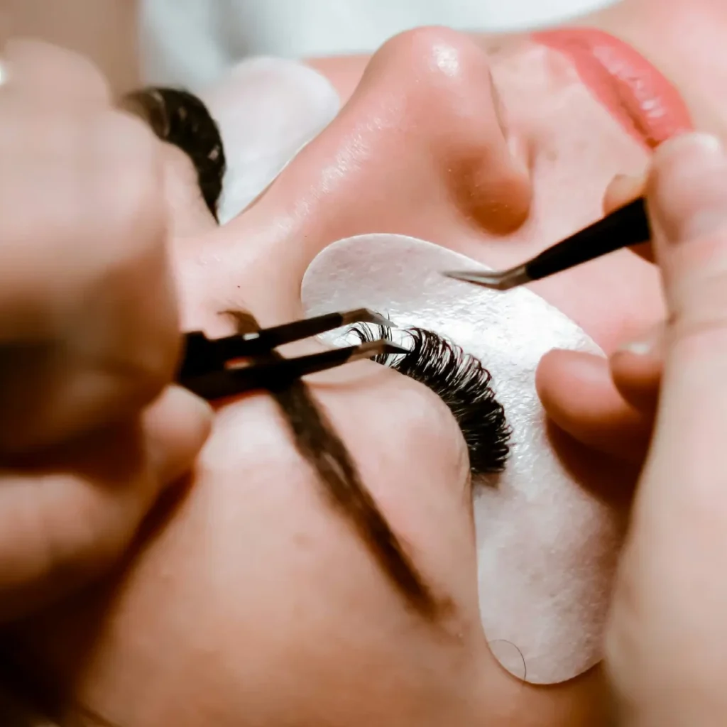 Combien de temps durent vraiment les extensions de cils ?